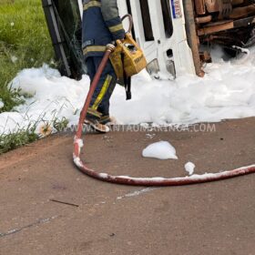 Fotos de   Motorista fica ferido após carreta tombar em Maringá 