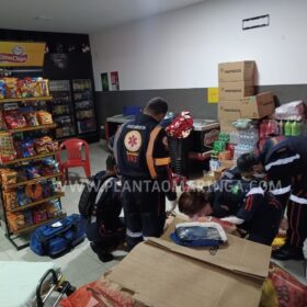 Fotos de Jovem é socorrido após ser atingido por 8 tiros em lanchonete