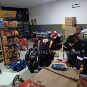 Fotos de Jovem é socorrido após ser atingido por 8 tiros em lanchonete