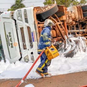Fotos de   Motorista fica ferido após carreta tombar em Maringá 