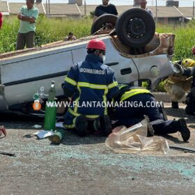 Fotos de Motorista perde controle da direção, invade pista contrária e colide em carro e caminhões em Sarandi