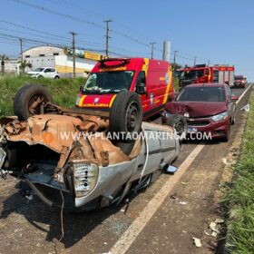 Fotos de Motorista perde controle da direção, invade pista contrária e colide em carro e caminhões em Sarandi