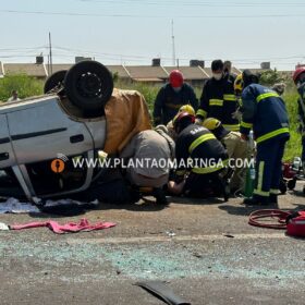 Fotos de Motorista perde controle da direção, invade pista contrária e colide em carro e caminhões em Sarandi