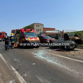 Fotos de Motorista perde controle da direção, invade pista contrária e colide em carro e caminhões em Sarandi