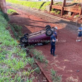 Fotos de Motorista perde controle e carro despenca de barranco em Maringá