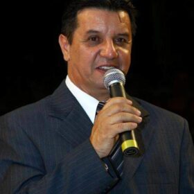 Fotos de Pastor que caiu de telhado durante conserto em Maringá morre no hospital