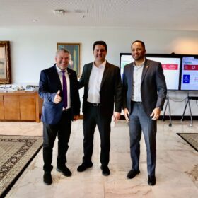 Governador Ratinho Junior se reúne com deputados Delegado Jacovós e Do Carmo Foto 1 Fotos de Governador Ratinho Junior se reúne com deputados Delegado Jacovós e Do Carmo