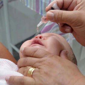 Fotos de Saúde alerta para importância da vacinação contra a pólio para evitar retorno da doença