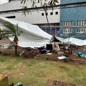 Fotos de Tenda desaba com forte chuva e deixa 8 pessoas feridas em Maringá 