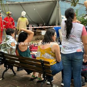 Fotos de Tenda desaba com forte chuva e deixa 8 pessoas feridas em Maringá 