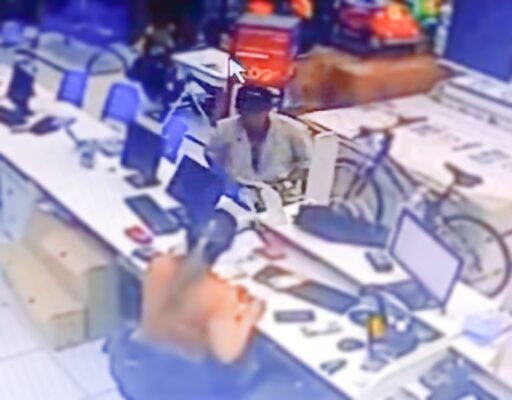 Vídeo: criminoso assalta loja de eletrodoméstico e foge levando R$ 17 mil em Sarandi Foto 1 Fotos de Vídeo: criminoso assalta loja de eletrodoméstico e foge levando R$ 17 mil em Sarandi