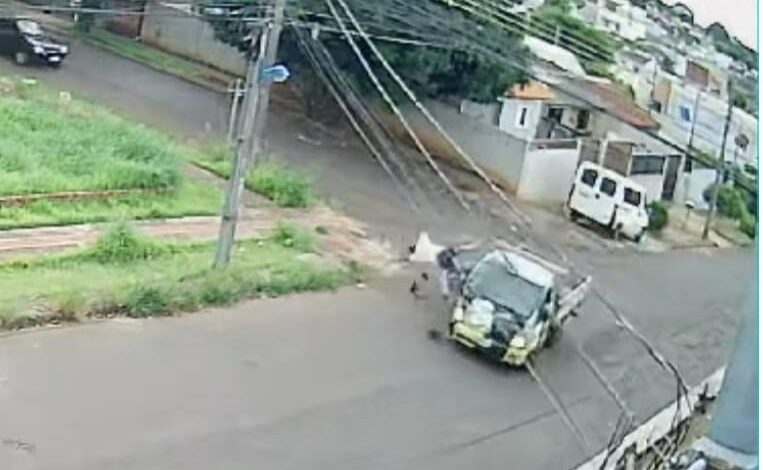 Fotos de Câmera registra acidente que matou motociclista em Maringá 