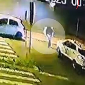 Câmera registra homem sendo atropelado e prensado contra muro após discussão em Maringá Foto 1 Fotos de Câmera registra homem sendo atropelado e prensado contra muro após discussão em Maringá