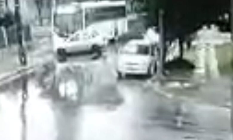 Fotos de Câmera registra motorista avançando preferencial e sendo atingido por ônibus em Maringá  