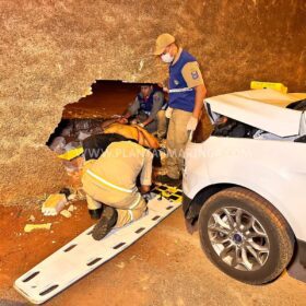Fotos de Câmera registra homem sendo atropelado e prensado contra muro após discussão em Maringá
