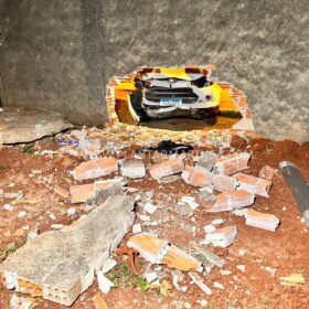 Fotos de Câmera registra homem sendo atropelado e prensado contra muro após discussão em Maringá
