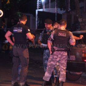 Fotos de Homem é executado com 13 tiros após ser chamado na porta de casa Maringá e suspeita é de crime passional 