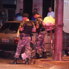 Fotos de Homem é executado com 13 tiros após ser chamado na porta de casa Maringá e suspeita é de crime passional 