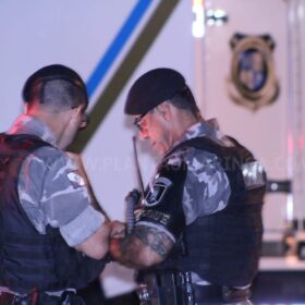 Fotos de Homem é executado com 13 tiros após ser chamado na porta de casa Maringá e suspeita é de crime passional 