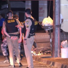 Fotos de Homem é executado com 13 tiros após ser chamado na porta de casa Maringá e suspeita é de crime passional 