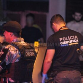 Fotos de Homem é executado com 13 tiros após ser chamado na porta de casa Maringá e suspeita é de crime passional 