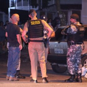 Fotos de Homem é executado com 13 tiros após ser chamado na porta de casa Maringá e suspeita é de crime passional 