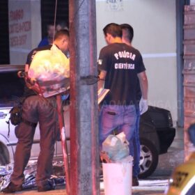 Fotos de Homem é executado com 13 tiros após ser chamado na porta de casa Maringá e suspeita é de crime passional 
