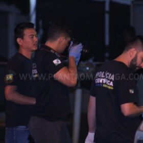 Fotos de Homem é executado com 13 tiros após ser chamado na porta de casa Maringá e suspeita é de crime passional 