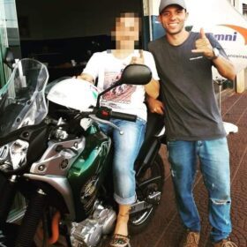 Homem é morto pela própria irmã com facada no peito em Sarandi  Foto 1 Fotos de Homem é morto pela própria irmã com facada no peito em Sarandi