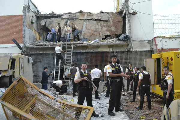 Jurados de morte pelo PCC morrem em confronto com a Polícia Militar de Maringá Foto 1 Fotos de Jurados de morte pelo PCC morrem em confronto com a Polícia Militar de Maringá