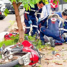 Motorista de carro avança preferencial e deixa motociclista entre a vida e a morte em Maringá Foto 1 Fotos de Motorista de carro avança preferencial e deixa motociclista entre a vida e a morte em Maringá