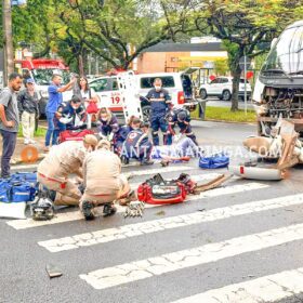 Fotos de Motorista de micro-ônibus avança preferencial e causa grave acidente em Maringá