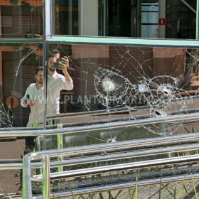 Fotos de Quadrilha fortemente armada atira contra família que participava de velório durante roubo a banco  