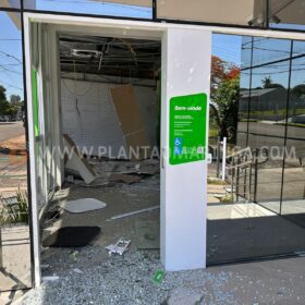 Fotos de Quadrilha fortemente armada atira contra família que participava de velório durante roubo a banco  
