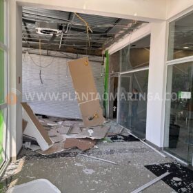 Quadrilha fortemente armada atira contra família que participava de velório durante roubo a banco Foto 1 Fotos de Quadrilha fortemente armada atira contra família que participava de velório durante roubo a banco