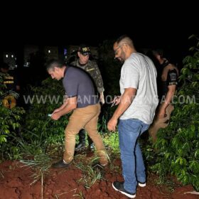 Fotos de Rotam encontra jovens cavando cova e localiza corpo de travesti em Sarandi