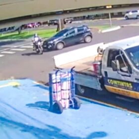 Video mostra carro avançando preferencial e causando grave acidente em Maringá  Foto 1 Fotos de Video mostra carro avançando preferencial e causando grave acidente em Maringá
