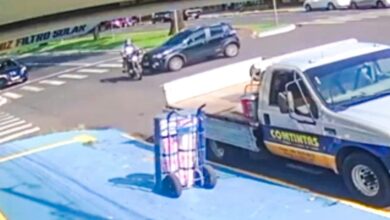 Fotos de Video mostra carro avançando preferencial e causando grave acidente em Maringá 