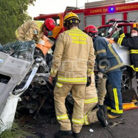 Fotos de Batida frontal entre dois carros deixa cinco pessoas feridas em Maringá