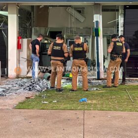 Fotos de Criminosos explodem caixa eletrônico do banco Sicoob em Maringá 