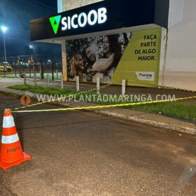 Fotos de Criminosos explodem caixa eletrônico do banco Sicoob em Maringá 