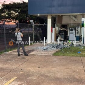 Fotos de Criminosos explodem caixa eletrônico do banco Sicoob em Maringá 