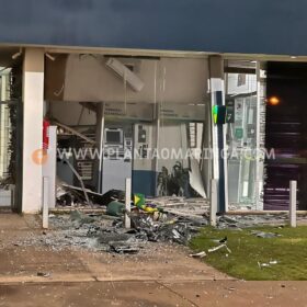 Fotos de Criminosos explodem caixa eletrônico do banco Sicoob em Maringá 