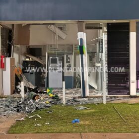 Fotos de Criminosos explodem caixa eletrônico do banco Sicoob em Maringá 