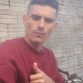 Homem de 29 anos é executado com 20 tiros enquanto fumava narguilé Foto 1 Fotos de Homem de 29 anos é executado com 20 tiros enquanto fumava narguilé