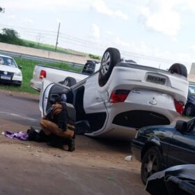 Fotos de Homem é detido após perseguição policial e acidente envolvendo carro roubado