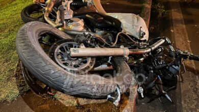 Fotos de Motociclista foge da polícia na contramão e bate de frente com carro em Maringá
