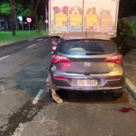 Motorista avança preferencial causa grave acidente e foge sem prestar socorro em Maringá, placa do carro ficou no local Foto 1 Fotos de Motorista avança preferencial causa grave acidente e foge sem prestar socorro em Maringá, placa do carro ficou no local
