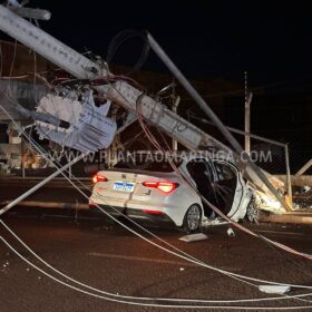 Fotos de Motorista de carro derruba cinco postes em acidente em Maringá e foge do local 