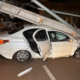 Fotos de Motorista de carro derruba cinco postes em acidente em Maringá e foge do local 
